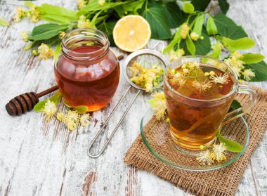 Bir fincan ıhlamur çiçekli bitki çayı.