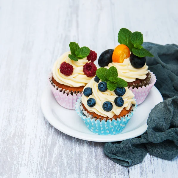 Cupcakes with fresh berries — Stock Photo, Image