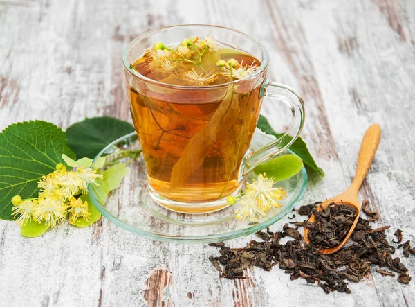 Kopp örtte med lindblommor — Stockfoto