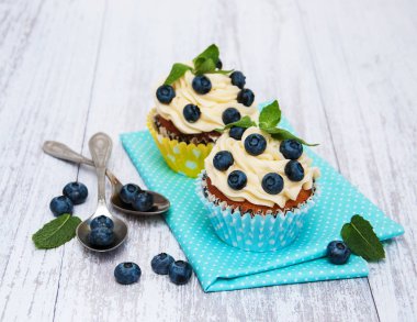 taze yaban mersini ile cupcakes