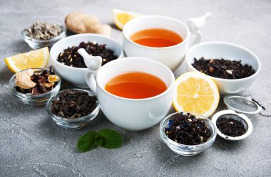 Aromatik kuru çay kase ile çay bardak