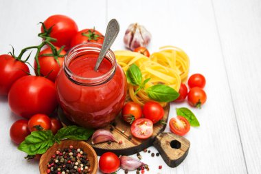 Kavanoz domates sos ile