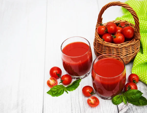 Окуляри з томатним соком — стокове фото