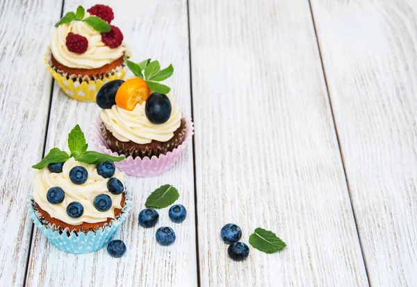 Cupcakes with fresh berries — Stock Photo, Image