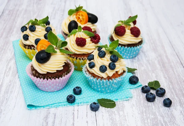 Cupcakes with fresh berries — Stock Photo, Image