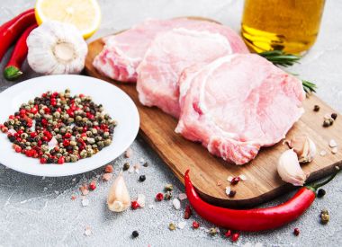 baharat ve otlar ile taze çiğ domuz pirzolası