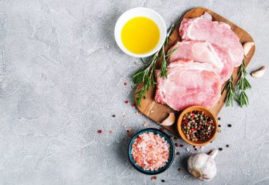 baharat ve otlar ile taze çiğ domuz pirzolası