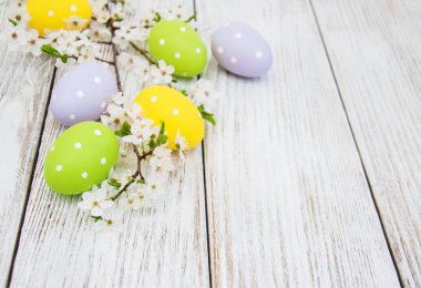 Paskalya yumurtaları ve bahar çiçeği