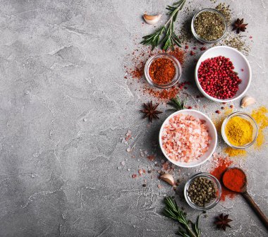 Farklı tür bir kase içinde baharatlar