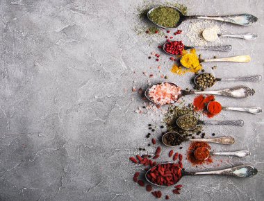 Farklı tür bir vintage kaşık içinde baharatlar