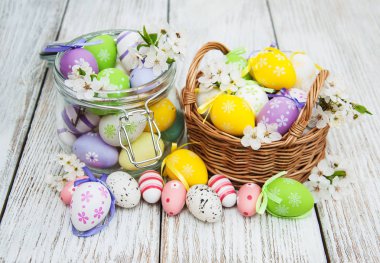 Paskalya yumurtaları ve bahar çiçeği