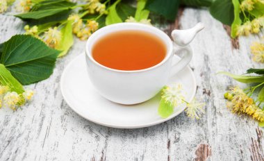 Bir fincan ıhlamur çiçekli bitki çayı.