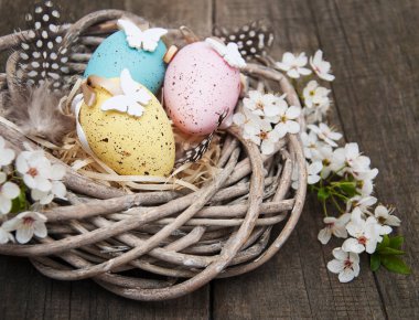 Paskalya yumurtaları ve bahar çiçeği