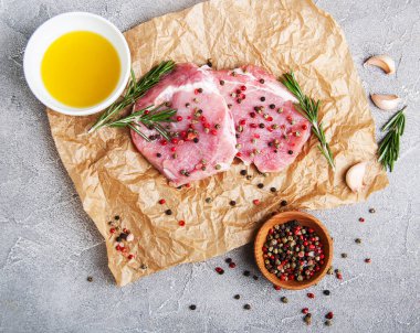 baharat ve otlar ile taze çiğ domuz pirzolası