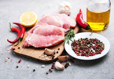 baharat ve otlar ile taze çiğ domuz pirzolası