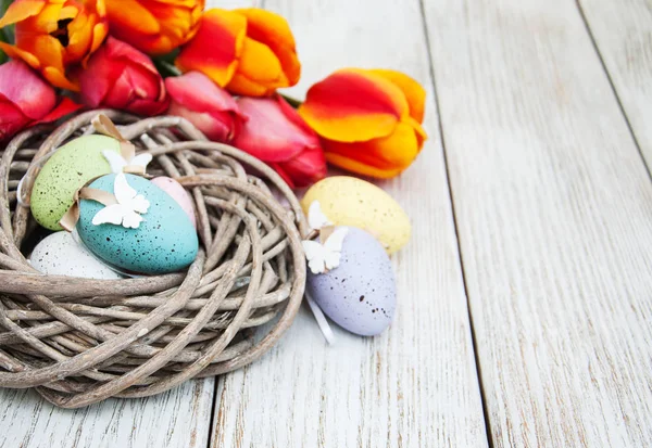 Uovo di Pasqua in un nido — Foto Stock