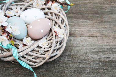 Paskalya yumurtaları ve bahar çiçeği