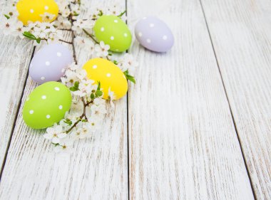 Paskalya yumurtaları ve bahar çiçeği