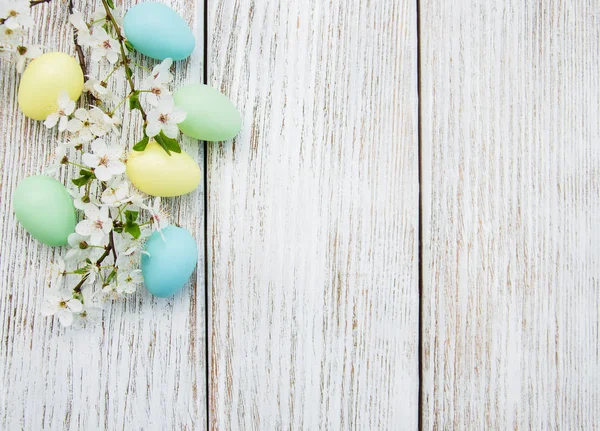 Húsvéti tojás és a tavaszi virág — Stock Fotó