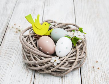 Paskalya yumurtaları ve bahar çiçeği