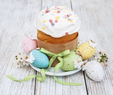 Paskalya ekmek ve yumurta