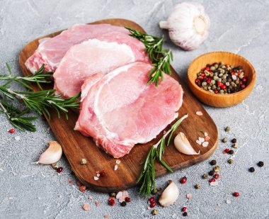 baharat ve otlar ile taze çiğ domuz pirzolası