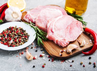 baharat ve otlar ile taze çiğ domuz pirzolası