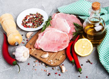 baharat ve otlar ile taze çiğ domuz pirzolası