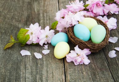 Paskalya yumurtaları ve sakura çiçeği