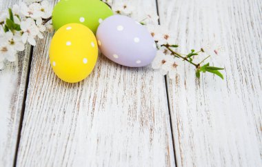 Paskalya yumurtaları ve bahar çiçeği