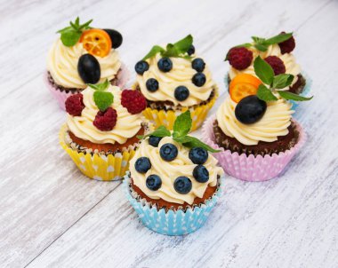 taze çilek ile cupcakes