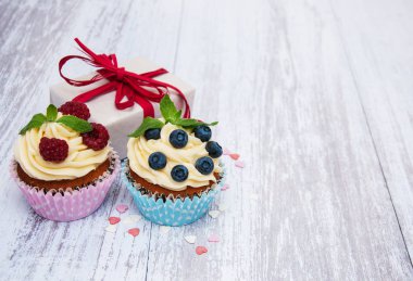 Taze meyveleri ve hediye kutusu ile cupcakes