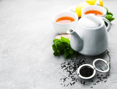 Limonlu ve naneli çay. 