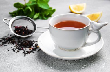 Limonlu ve naneli çay.