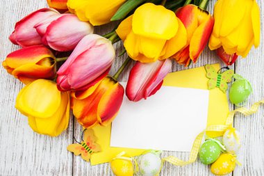 Paskalya yumurtaları ve laleler