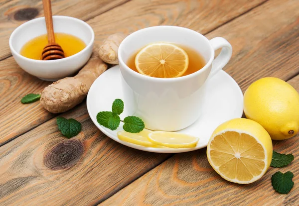 Xícara de chá com limão e gengibre — Fotografia de Stock