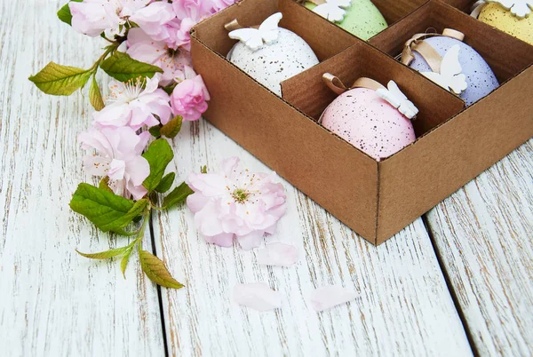 Huevos de Pascua y flor de sakura —  Fotos de Stock