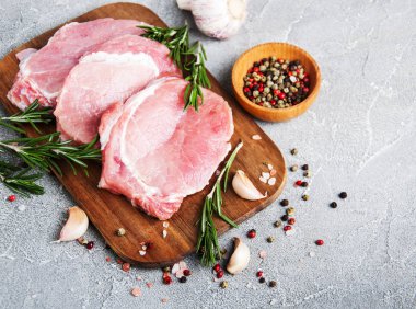 baharat ve otlar ile taze çiğ domuz pirzolası