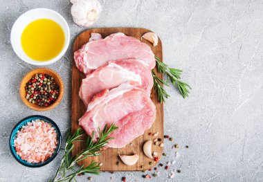 baharat ve otlar ile taze çiğ domuz pirzolası