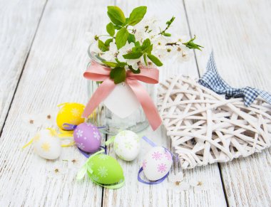 Paskalya yumurtaları ve bahar çiçeği