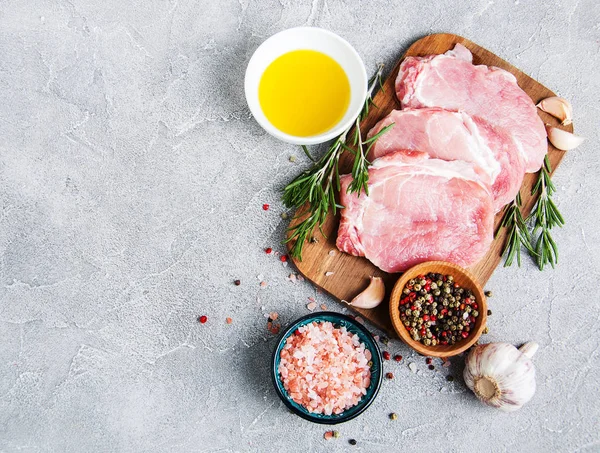 baharat ve otlar ile taze çiğ domuz pirzolası