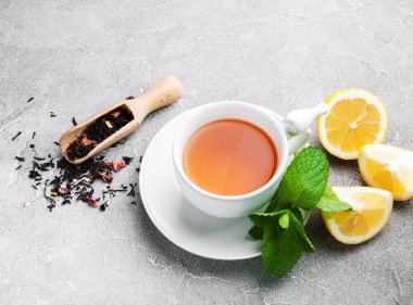 Limonlu ve naneli çay.