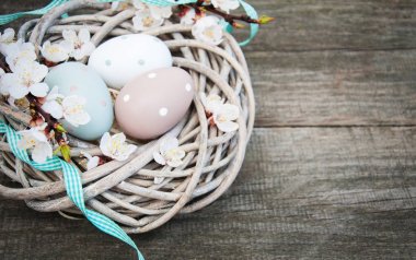 Paskalya yumurtaları ve bahar çiçeği