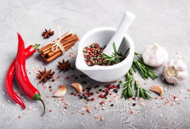 Beyaz harç ve baharat biber