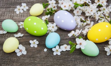 Paskalya yumurtaları ve bahar çiçeği