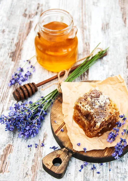 Honig und Lavendel — Stockfoto