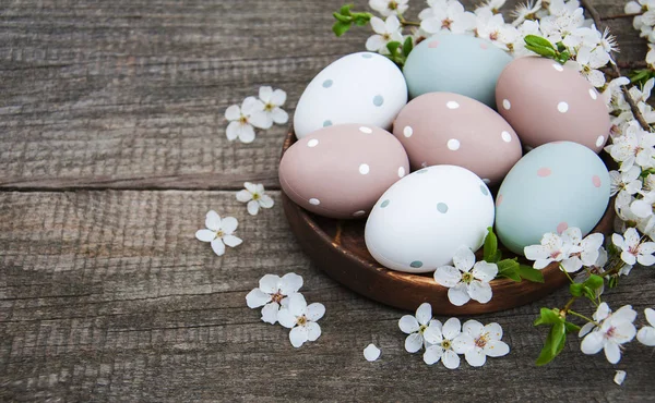 イースターの卵と春の花 — ストック写真