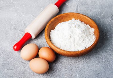 Fırın malzemeleri - un, yumurta ve PIN