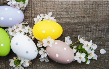 Paskalya yumurtaları ve bahar çiçeği