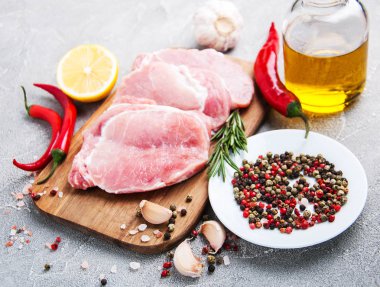 baharat ve otlar ile taze çiğ domuz pirzolası